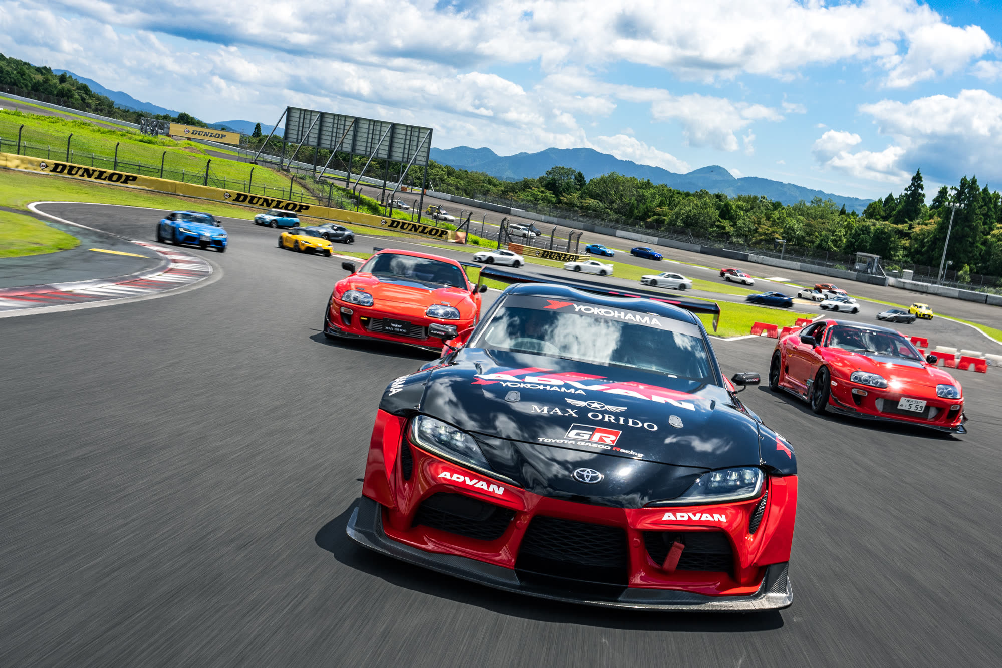 サーキットを走るクルマ